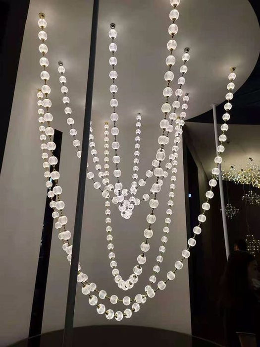 Lámpara de araña moderna y creativa con collar de perlas para sala de estar/escalera/vestíbulo/entrada