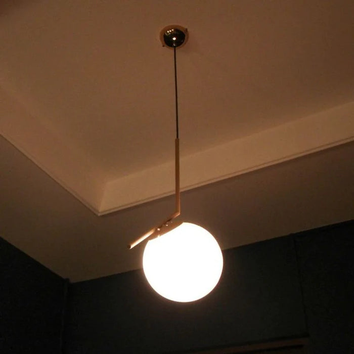 Semplice illuminazione a sospensione in vetro bianco a testa singola con globo