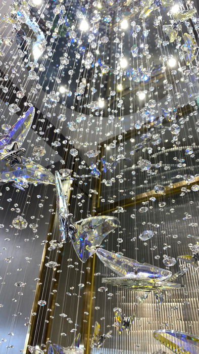 Lampadario di cristallo creativo a forma di farfalla a spirale con fiori colorati per soggiorno/scala/foyer/ingresso
