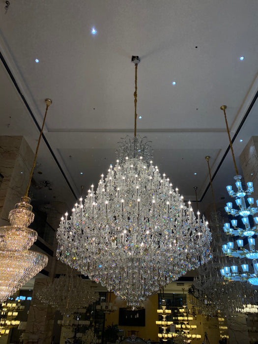 Enorme lampadario di cristallo per la caffetteria del ristorante dell'hotel