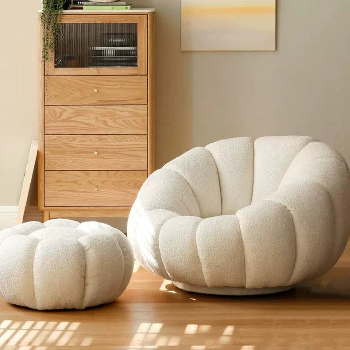 Poltrona da divano Pumpkin in pile bianco con poggiapiedi