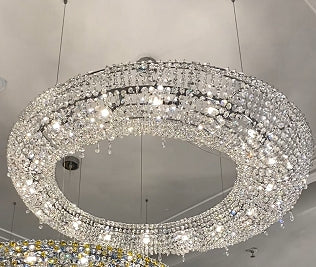 Lámpara de techo de lujo con cuentas de cristal coloridas y círculo excéntrico único para sala de estar y comedor