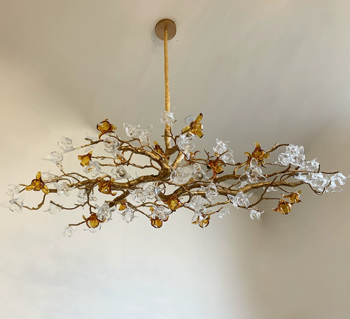 Diseño de arte recomendado por el diseñador, candelabro de cristal con flores y ramas de latón para sala de estar/comedor/isla de cocina