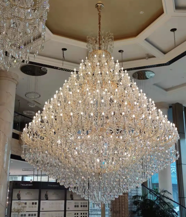Enorme lampadario di cristallo per la caffetteria del ristorante dell'hotel