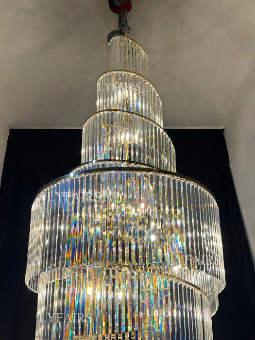 Lampadario di cristallo a spirale di lusso extra large con finitura dorata con applique