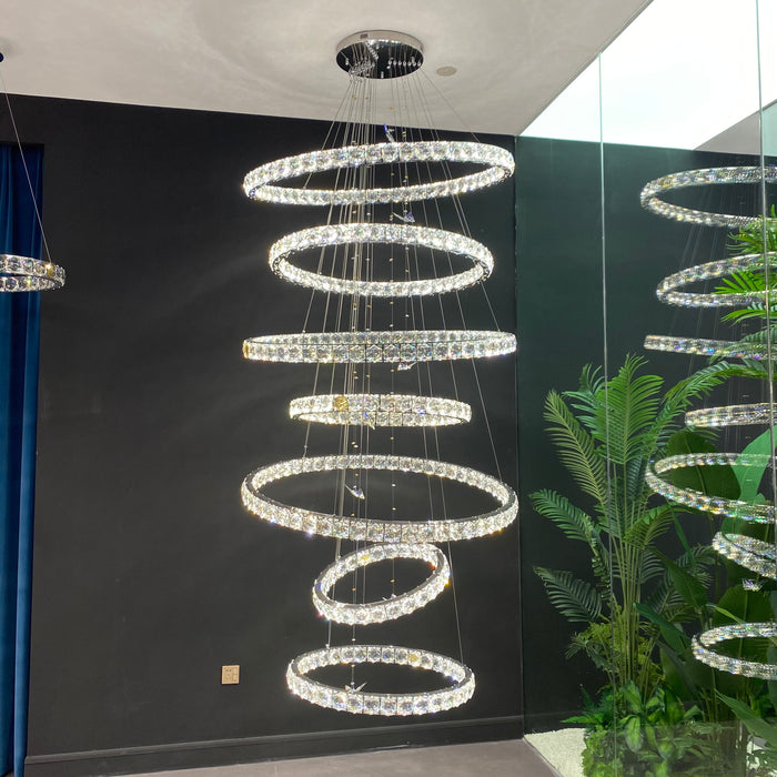 Lampadario di cristallo con anelli di lusso per soffitti alti