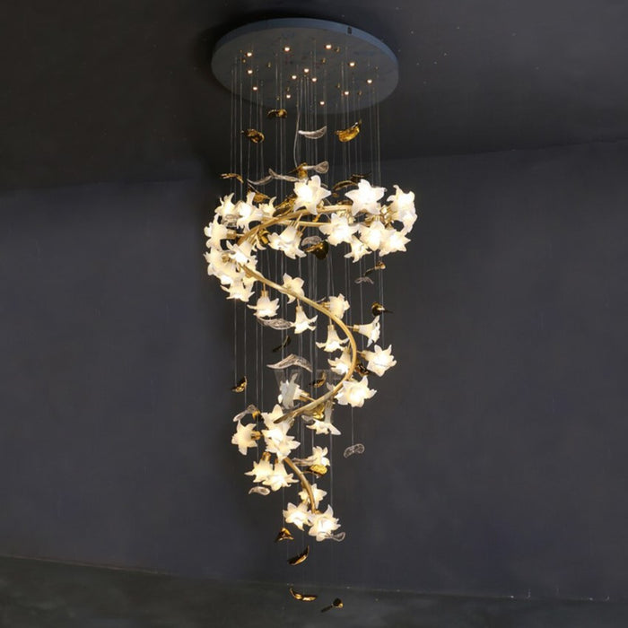 Lampadario a fiori in ceramica con rami in ottone dal design artistico