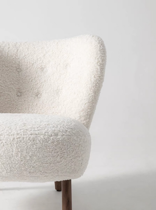 Clásico y acogedor sillón decorativo de felpa de lana blanca con otomana