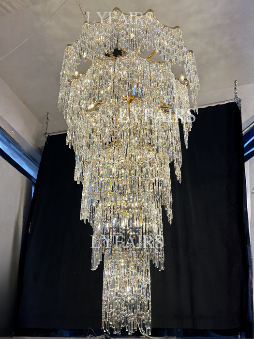 Villa europea di grandi dimensioni con lampadari di cristallo di lusso dorato multistrato, lampada da foyer in edificio duplex