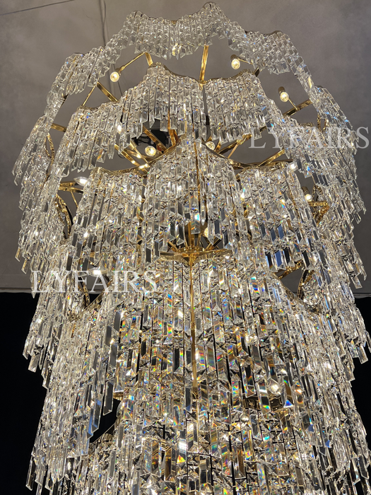 Villa europea di grandi dimensioni con lampadari di cristallo di lusso dorato multistrato, lampada da foyer in edificio duplex