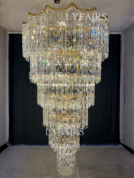 Villa europea di grandi dimensioni con lampadari di cristallo di lusso dorato multistrato, lampada da foyer in edificio duplex