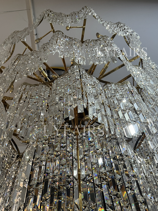 Villa europea di grandi dimensioni con lampadari di cristallo di lusso dorato multistrato, lampada da foyer in edificio duplex