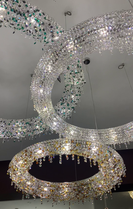 Lámpara de techo de lujo con cuentas de cristal coloridas y círculo excéntrico único para sala de estar y comedor