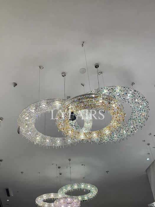 Lámpara de techo de lujo con cuentas de cristal coloridas y círculo excéntrico único para sala de estar y comedor