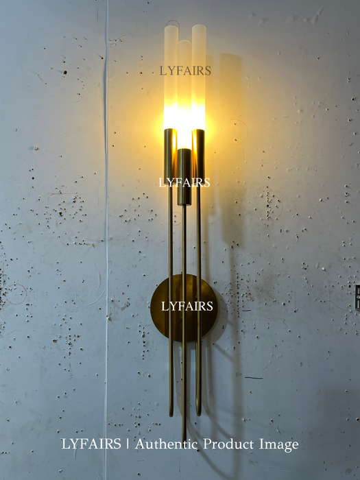 Lámpara de pared de latón de tres varillas de lujo con luz nórdica para mesita de noche/sala de estar/pasillo