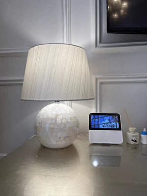 Lámpara de mesa italiana de alta gama Retro American Fabric/Shell para mesita de noche/sala de estar/dormitorio