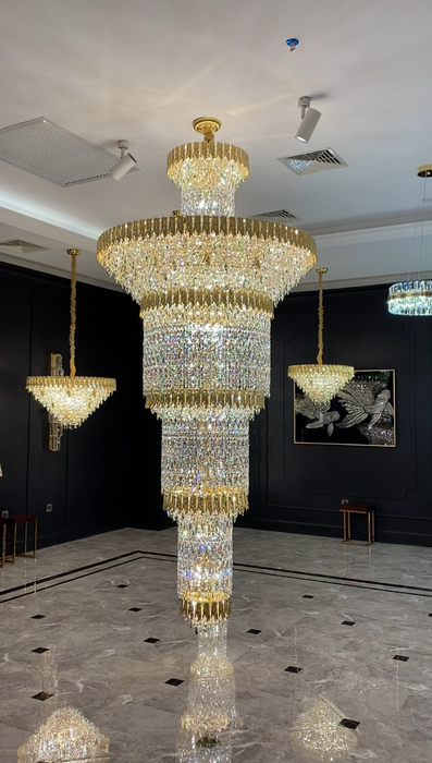 Lampadario di cristallo di design di lusso a strati color oro di grandi dimensioni per un ampio corridoio/foyer/ingresso