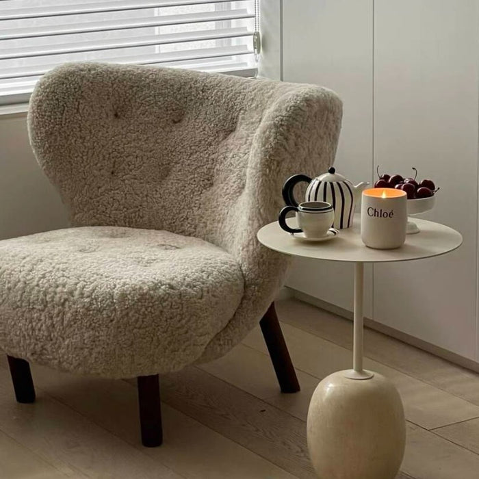 Poltrona lounge classica in morbido pile bianco accogliente con pouf