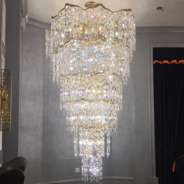 Villa europea di grandi dimensioni con lampadari di cristallo di lusso dorato multistrato, lampada da foyer in edificio duplex