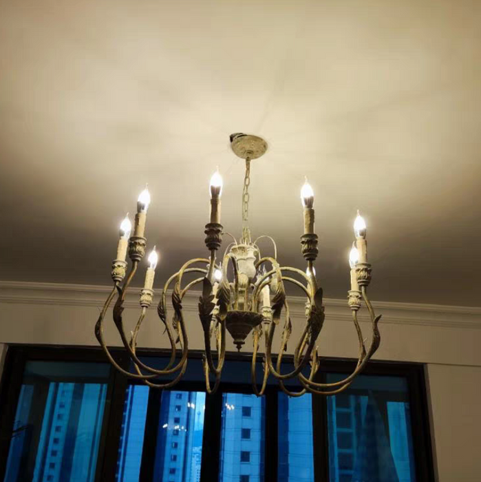 Eleganza trascinante: un capolavoro di lampadario vintage francese, impreziosito da dettagli intricati