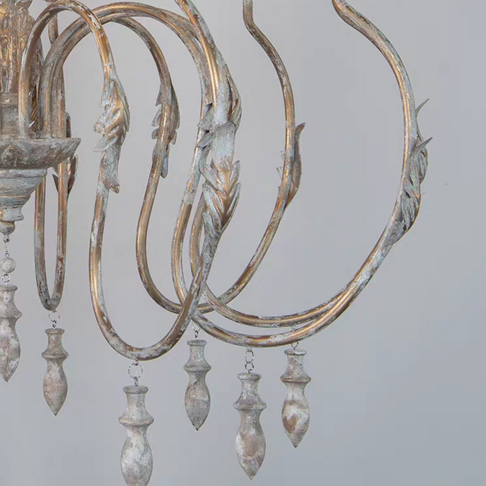 Eleganza trascinante: un capolavoro di lampadario vintage francese, impreziosito da dettagli intricati