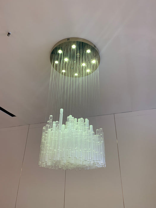 Lampadario a tubo bianco e trasparente dal design moderno e creativo per scale/atrio/soggiorno
