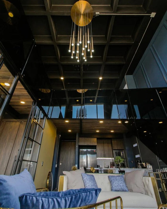 Lampadario a sospensione foyer per illuminazione a soffitto con scala minimalista in finitura ottone/nero/nichel