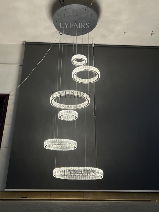 Lámpara de araña de cristal con anillo en capas moderna para sala de estar/foryer/escalera de techo alto