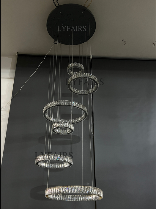 Lámpara de araña de cristal con anillo en capas moderna para sala de estar/foryer/escalera de techo alto