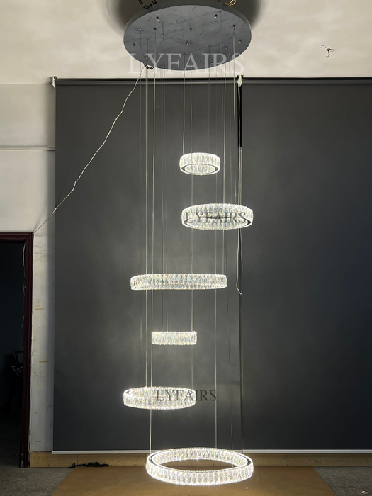 Lámpara de araña de cristal con anillo en capas moderna para sala de estar/foryer/escalera de techo alto