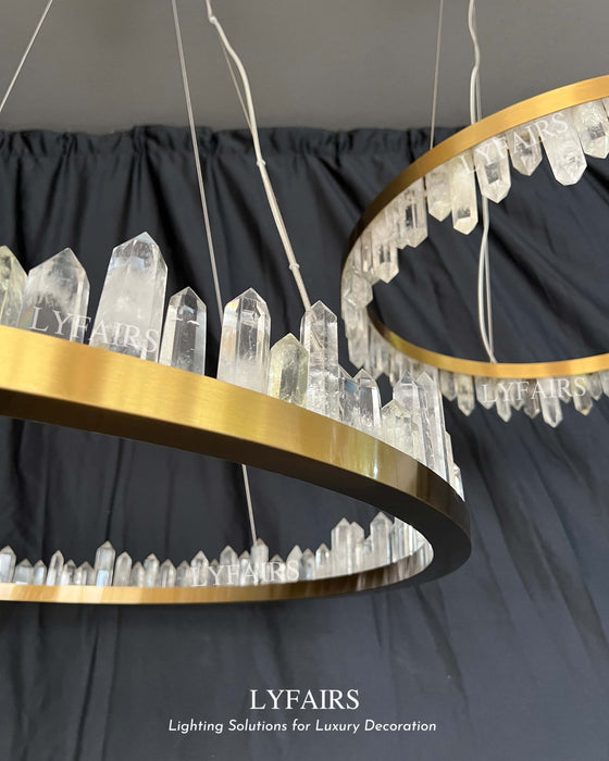 Lámpara de araña de cristal de cuarzo natural y latón con anillos de estilo moderno, acabado en latón/negro