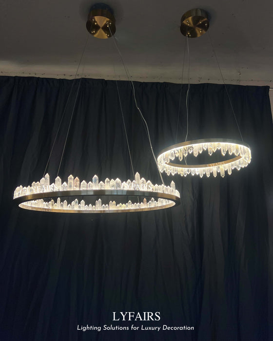 Lámpara de araña de cristal de cuarzo natural y latón con anillos de estilo moderno, acabado en latón/negro