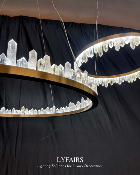 Lámpara de araña de cristal de cuarzo natural y latón con anillos de estilo moderno, acabado en latón/negro