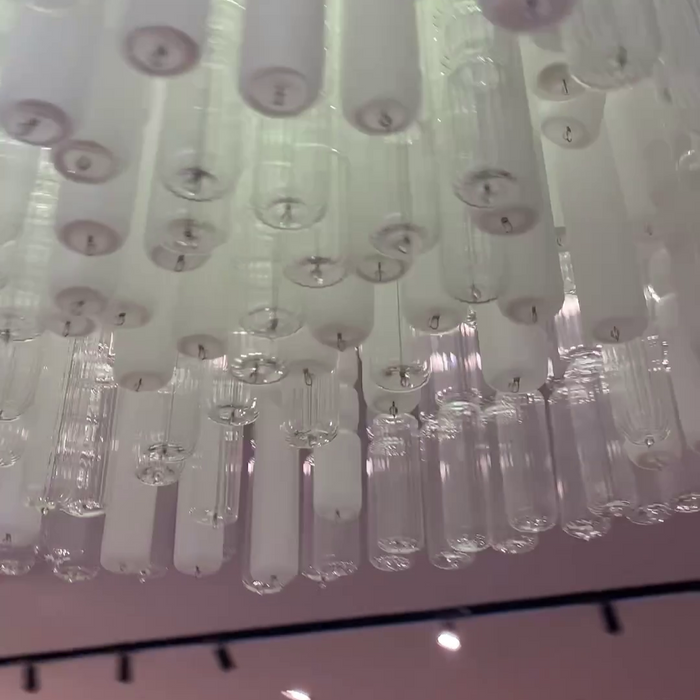 Lámpara de araña de tubo blanca y transparente con diseño de arte creativo moderno para escalera/vestíbulo/sala de estar