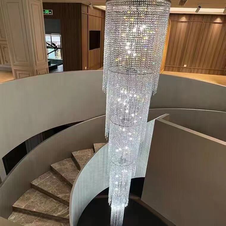Lampadari con scala a chiocciola