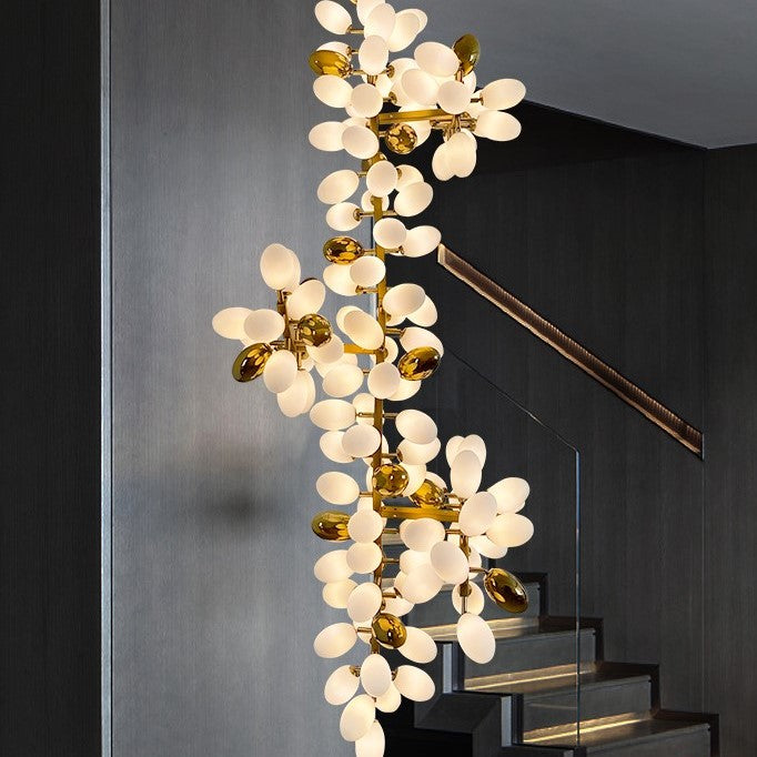 Lámpara de araña de cobre de rama grande con bombillas en forma de uva Luminaria única y creativa para escalera/dúplex/sala de estar/restaurante de techo alto