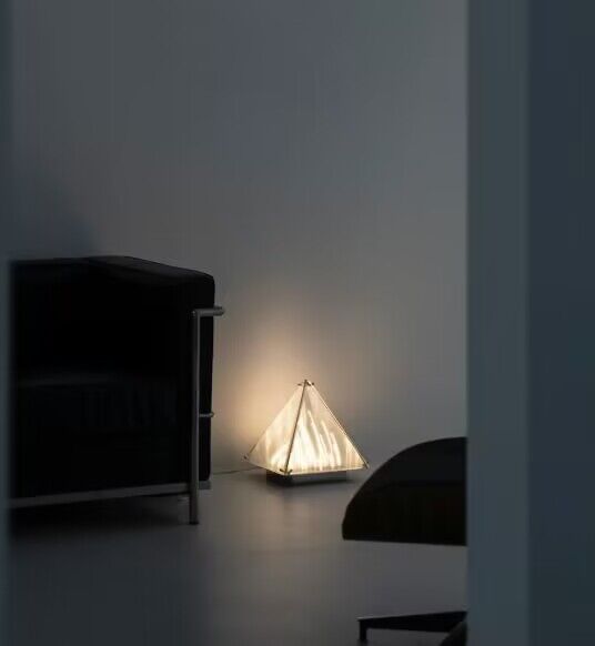 Lampada da tavolo unica in vetro piramidale triangolare modello Art di design per comodino/tavolino