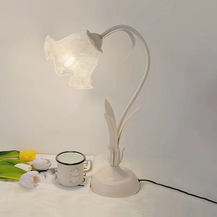 Lampada da tavolo creativa romantica con fiori di mughetto multicolore per comodino/scrivania da studio/camera da letto della ragazza