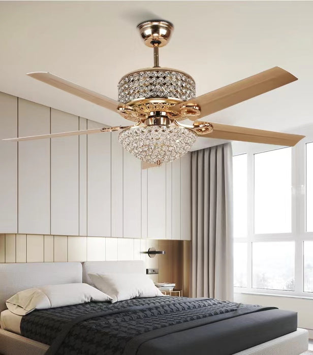 Pala di ventola in legno con pendente in cristallo a più livelli consigliata dal designer Boho per soggiorno/camera da letto