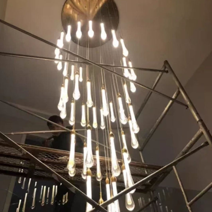 Lámpara colgante moderna y larga con varilla de gota de agua de cristal dorado para escalera/sala de techo alto