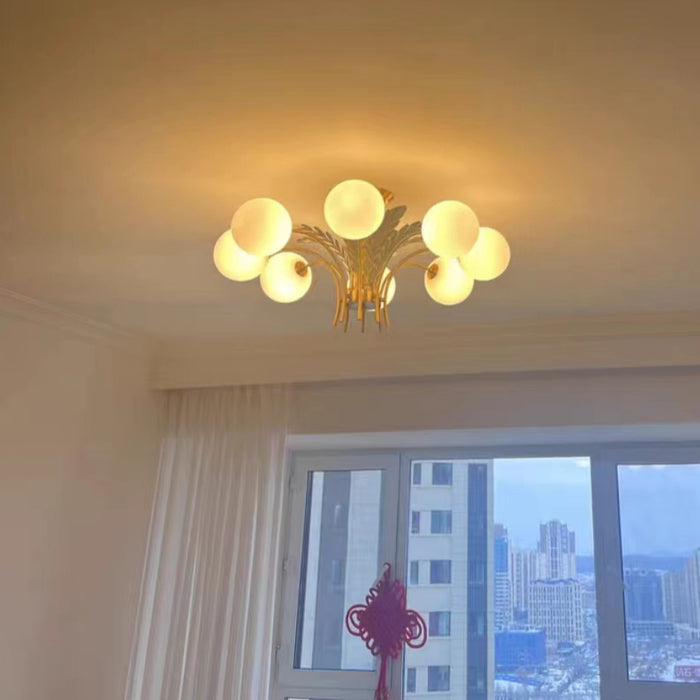 Lampadario moderno Sputnik con sfera in vetro bianco e piume dorate per soggiorno/camera da letto