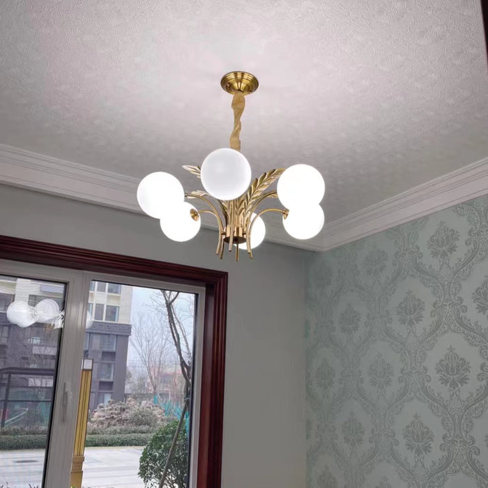 Lampadario moderno Sputnik con sfera in vetro bianco e piume dorate per soggiorno/camera da letto