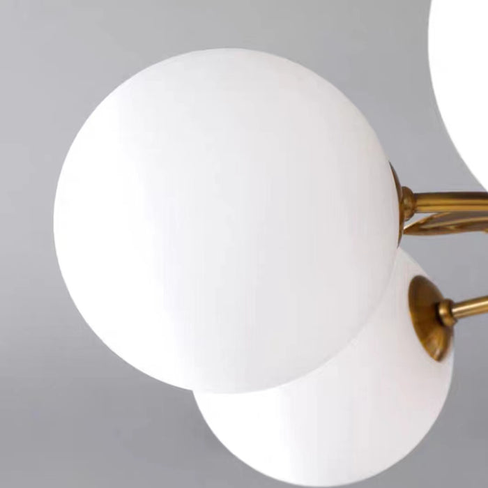 Lámpara de araña moderna de plumas doradas con esfera de cristal blanco Sputnik para sala de estar/dormitorio