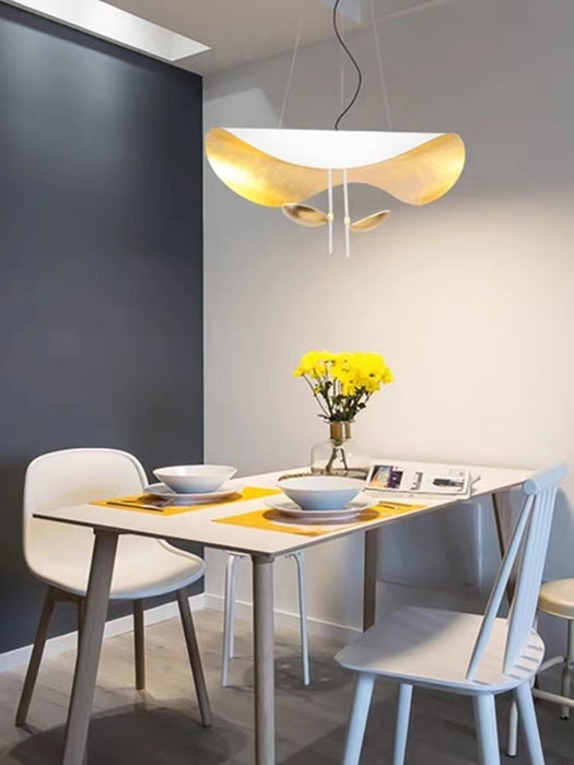 Lámpara colgante de hoja dorada con forma de sombrero de arte moderno modelo Deigner para sala de estar/comedor
