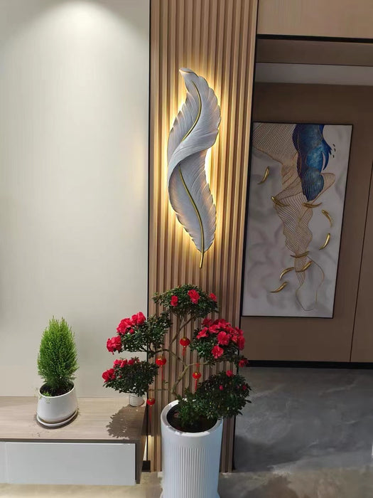 Luce creativa di lusso da parete in resina bianca con piume per soggiorno/comodino/atrio
