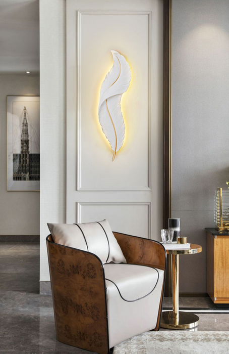 Luce creativa di lusso da parete in resina bianca con piume per soggiorno/comodino/atrio