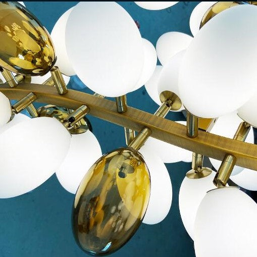 Lámpara de araña de cobre de rama grande con bombillas en forma de uva Luminaria única y creativa para escalera/dúplex/sala de estar/restaurante de techo alto
