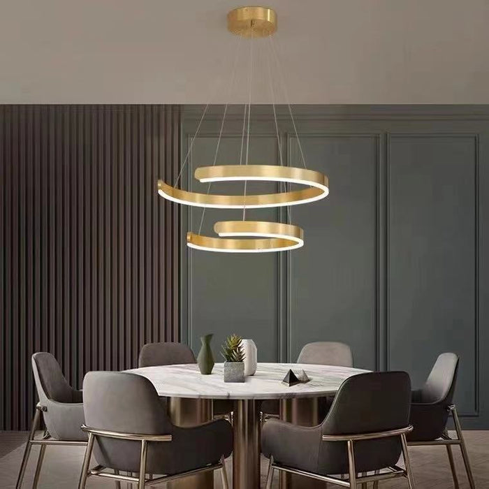 Lámpara de araña LED con anillo dorado con detalles en hierro forjado para sala de estar 