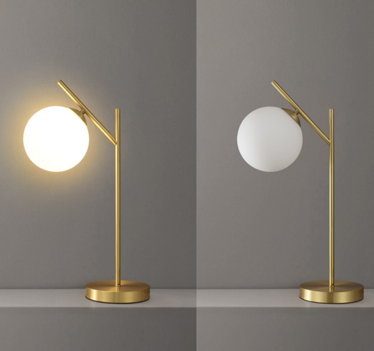 Lampada notturna minimalista in metallo con lampada singola e paralume in vetro bianco sferico 