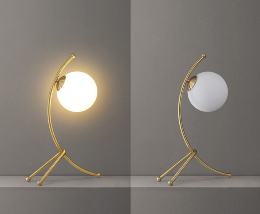 Lampada notturna minimalista in metallo con lampada singola e paralume in vetro bianco sferico 